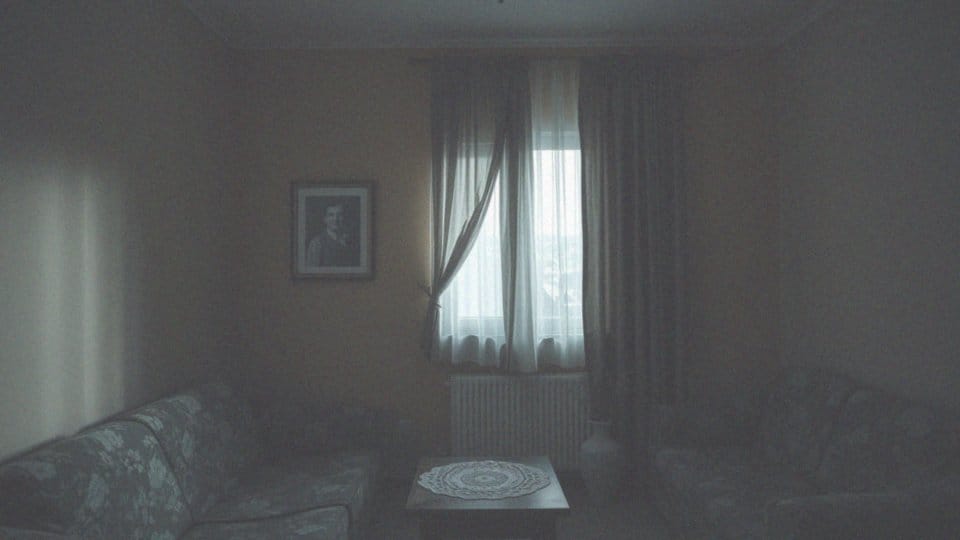 Jakie są informacje na temat atmosfery w domu rodzinnym Klaudii?